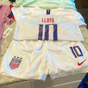 Carli Lloyd USA soccer jersey and short set. Girls size 26